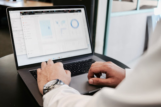 pessoa no computador olhando como a contabilidade é essencial para empresas