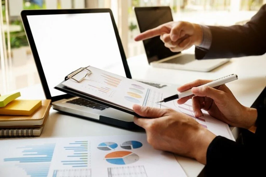 pessoas fazendo uma análise de como melhorar a gestão financeira
